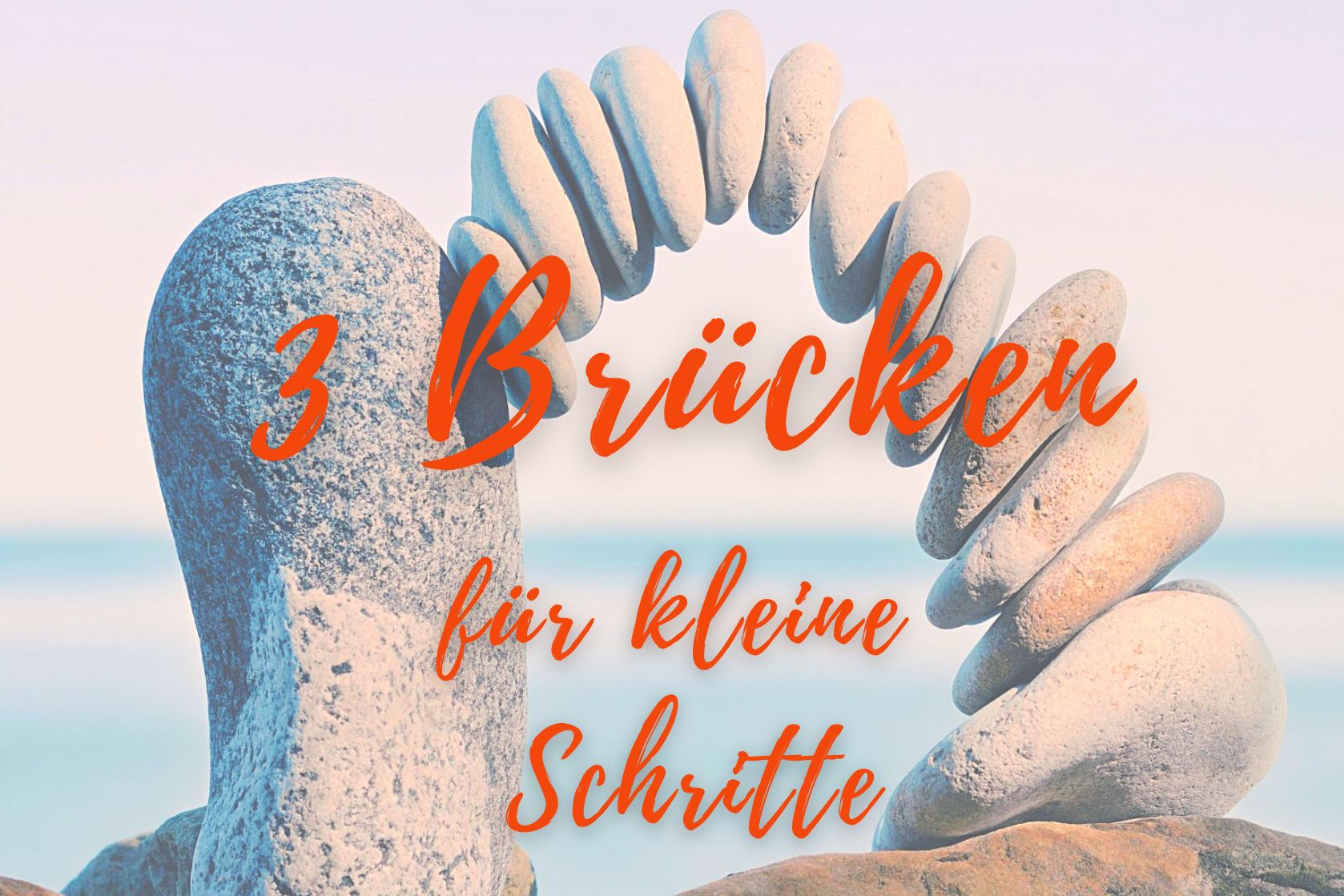 3 Mini-Kurse kleine Schritte Kleine Brücke aus Steinen, im Hintergrund ein Gewässer