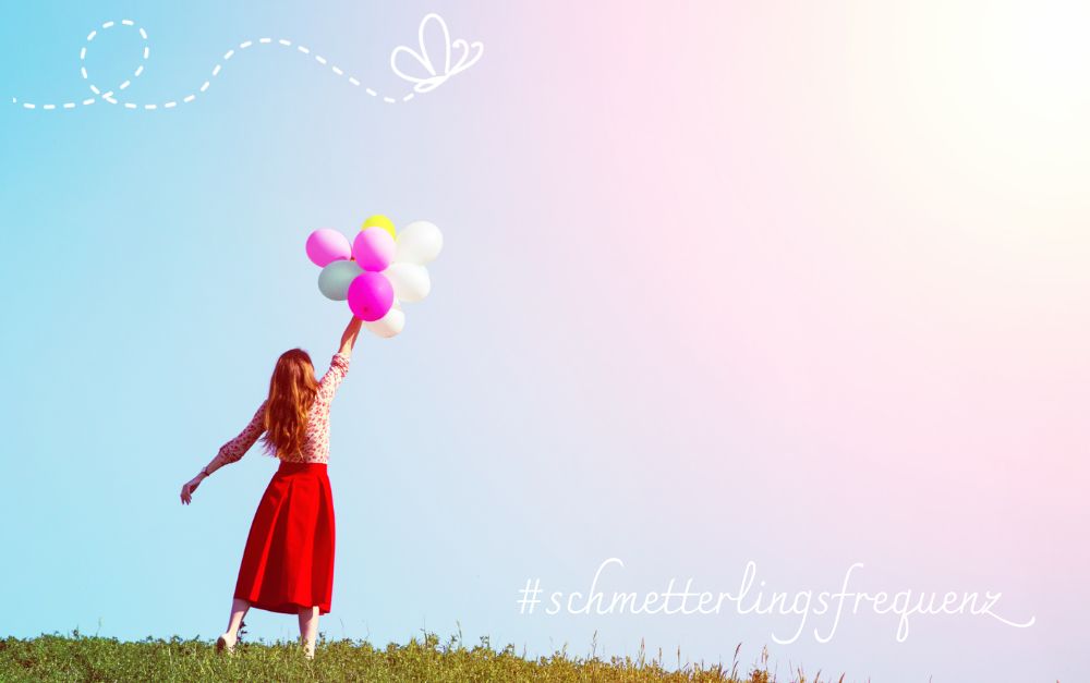 Ballast loslassen Fazit Ballast loslassen. Eine Frau im roten Kleid hält ein Bündel voll bunter Ballons in den Himmel