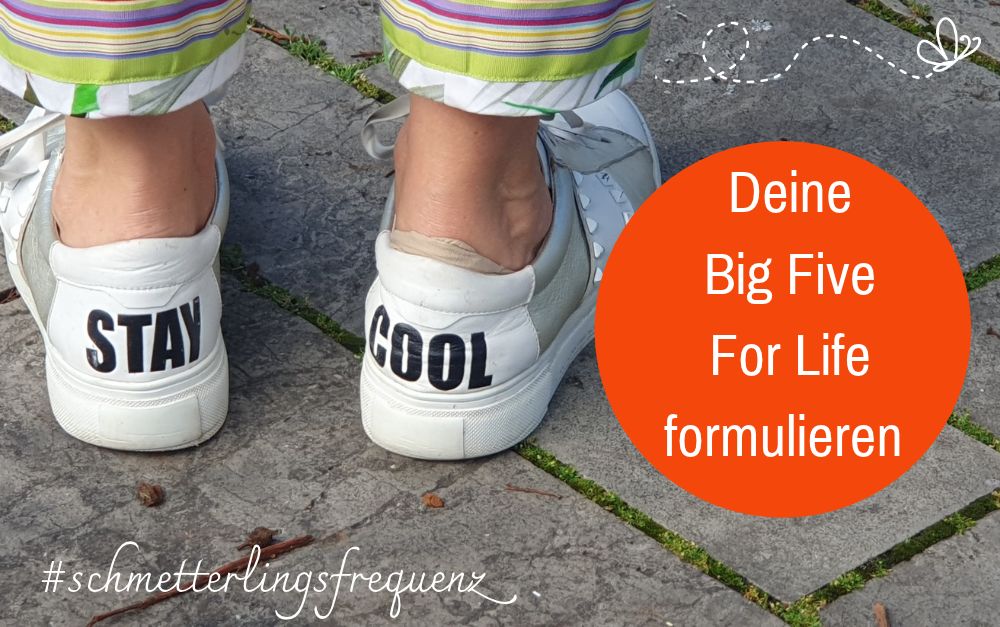 Ein paar Füße mit weißen Sneakers, auf denen an der Ferse steht: stay cool. Text: Deine Big Five For Life formulieren.