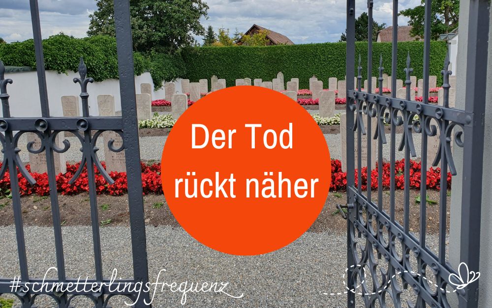 Eisentor, das sich zu einem Friedhof hin öffnet. Text: Der Tod rueckt naeher