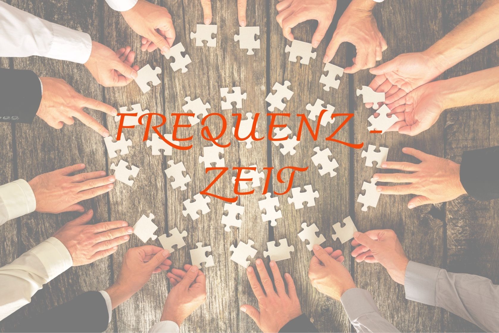 Frequenzzeit Puzzle Mehrere Hände, im Kreis formiert, legen weiße Puzzleteile zusammen.