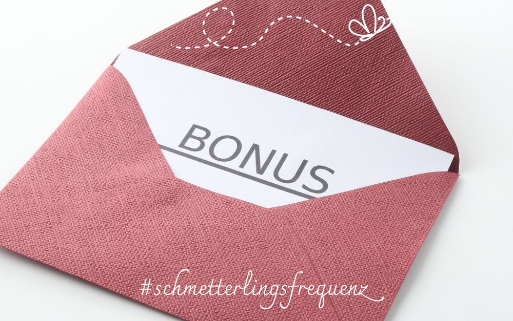Briefumschlag, aus dem ein Zettel mit der Aufschrift Bonus schaut