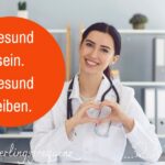 Ärztin im Kittel mit Stetoskop vor einem Regal. Sie heigt ein Herz mit den Händen. Text. Gesund sein. Gesund bleiben.