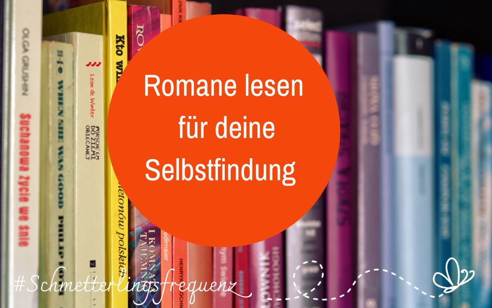 Bunte Bücher stehen nebeneinander im Regal. Text. Romane lesen für deine Selbstfindung
