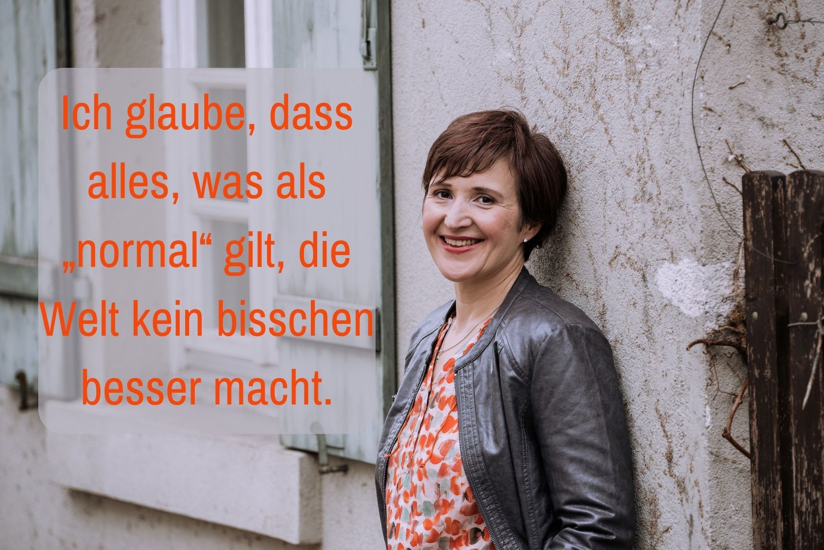 #SF Gabriele Feile nicht normal Gabriele Feile lehnt mit dem Rücken an einem alten Gebäude neben einem Fenster mit verwittertem Fensterladen. Eingeblendeter Text: Ich glaube, dass alles, was als "normal" gilt, die Welt kein bisschen besser macht.