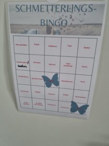hochformatige Tabelle mit Begriffen und Text Schmetterlings-Bingo