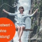 Eine Frau sitzt auf einer Schaukel vor einem Wasserfall. Text: Selbstwert - ohne Leistung
