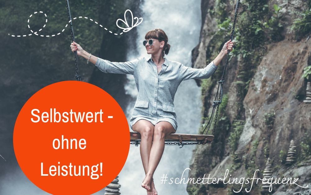 Eine Frau sitzt auf einer Schaukel vor einem Wasserfall. Text: Selbstwert - ohne Leistung