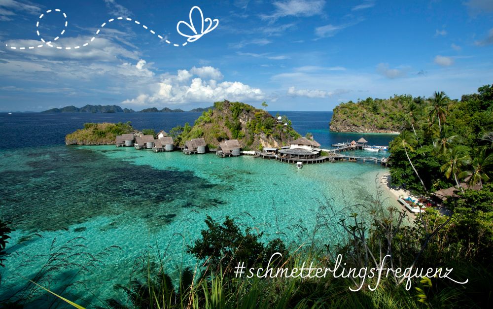 flourishing in Indonesien Wunderschöne indonesische Landschaft mit türkisblauem Meer und einer hügeligen Insel