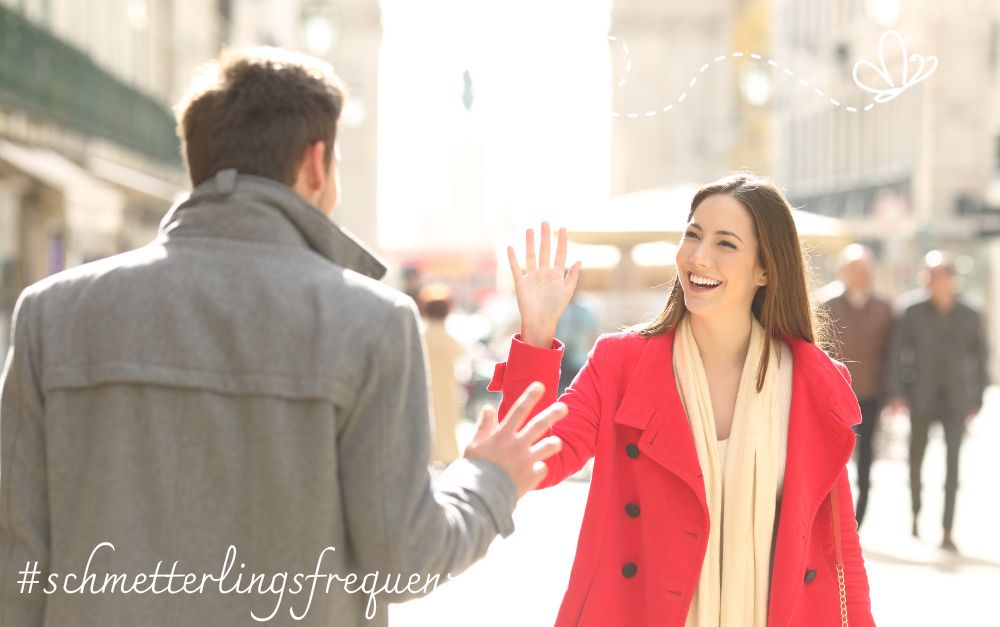 ein Mann und eine Frau grüßen sich auf der Straße